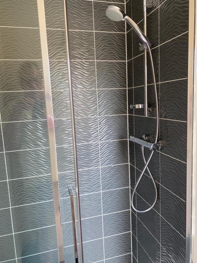 Wellington View One En Suite Shower And Super King Bed Exterior photo
