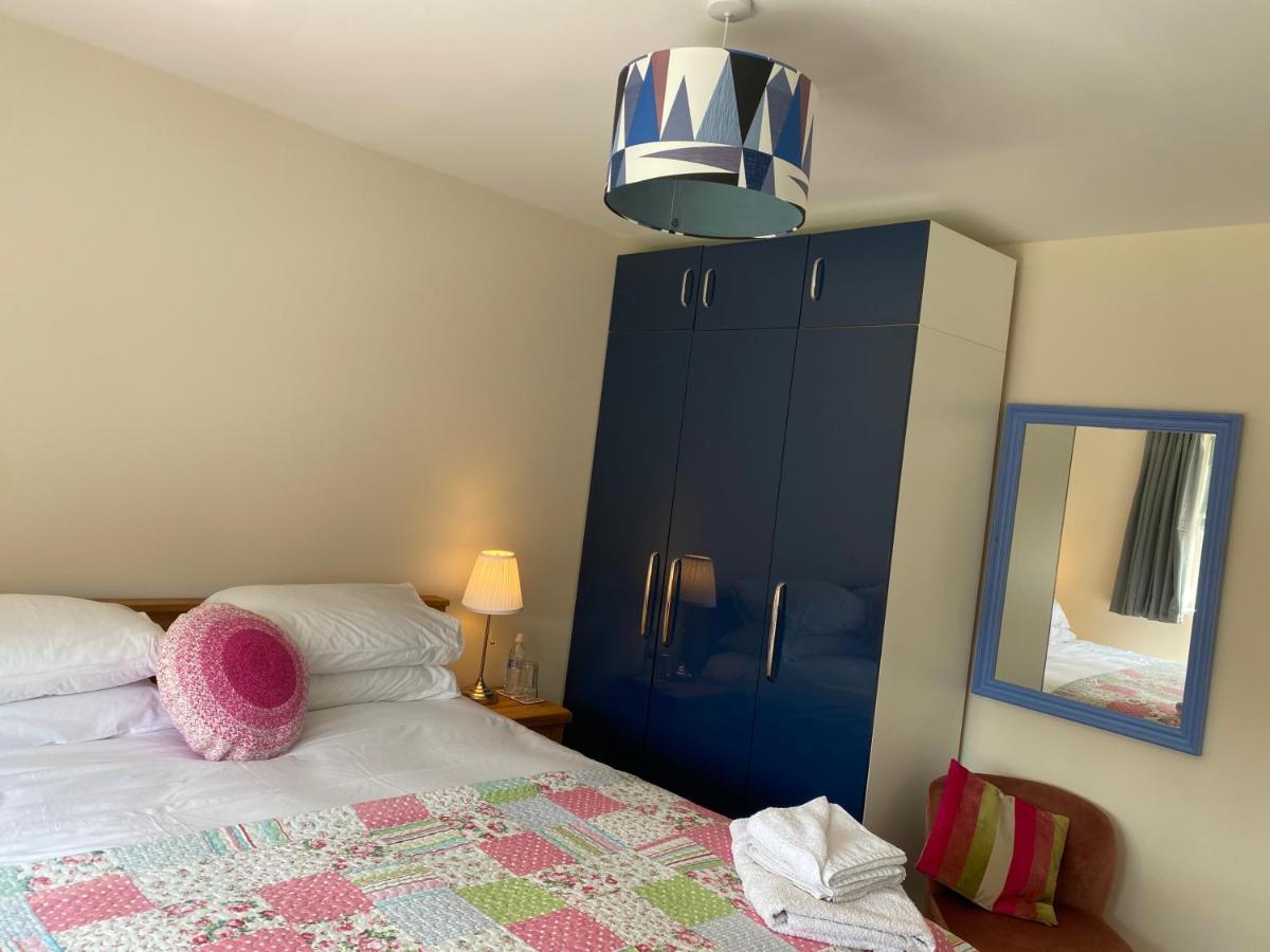 Wellington View One En Suite Shower And Super King Bed Exterior photo