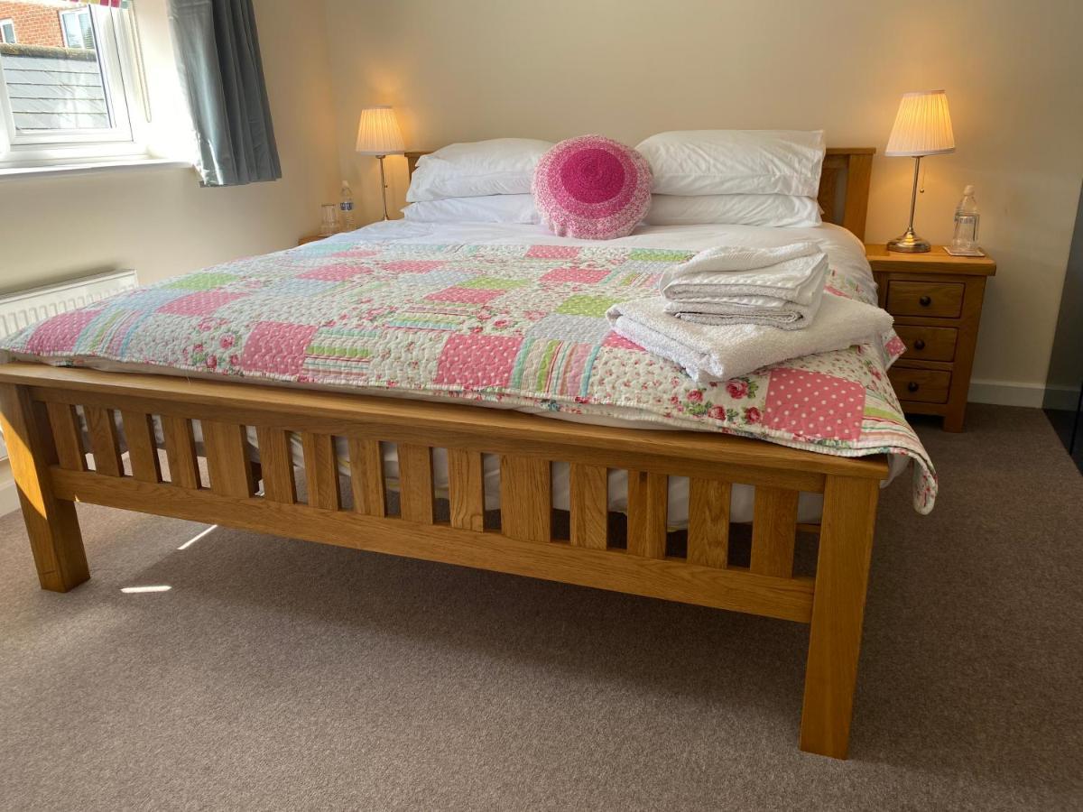 Wellington View One En Suite Shower And Super King Bed Exterior photo